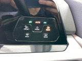 タッチコントロール。ライト機能やアシストシステムなどのスイッチを、指先で触れることによりスムーズに操作できます。