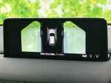 後方確認をサポートするバックモニター。駐車時の安全性と便利性を高めます。周囲の状況を把握しやすく、運転をサポートします。