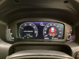 大型の液晶画面内にスピードメーターとタコメーターを表示、メーター内に燃費やオドメーターなどの表示の他に、ホンダセンシング機能などの表示もできる多機能なマルチインフォメーション・ディスプレイです。