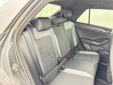 安全性と快適性を追求した、少し硬めのシート。 これは長時間の運転や渋滞などの状況でも、身体の疲労度が少ないことを求めたものです。