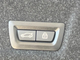 ●電動リアゲート:ワンタッチでリアゲートの開閉ができ、両手が塞がっている状態でも簡単に開閉ができる便利機能です。