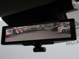 車両後方を映し出します・スマートルームミラー装備です。
