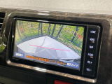 【バックカメラ】駐車時に後方がリアルタイム映像で確認できます。大型商業施設や立体駐車場での駐車時や、夜間のバック時に大活躍!運転スキルに関わらず、今や必須となった装備のひとつです!