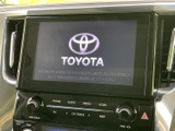見やすいディスプレイが運転をサポート。快適なドライブを演出するオーディオシステムを搭載しています。各種設定も直感的に操作可能です。