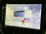 停車中には、TVの視聴でリラックスした時間を過ごせます。長距離移動のお供に、エンターテイメント機能が充実しています。