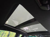 【サンルーフ】開放感たっぷりの希少装備、サンルーフが装着されています!車内に明かりを取り入れたり景色を楽しむ以外にも、車内の空気も簡単に換気できて快適です!