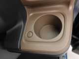 カップホルダーは運転席や助手席からちょうど手の届く位置です!!