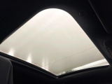 ●サンルーフ:開放感たっぷりの希少装備、サンルーフが装着されています!車内に明かりを取り入れたり景色を楽しむ以外にも、車内の空気も簡単に換気できて快適です!