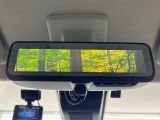 【デジタルルームミラー】後席の大きな荷物や同乗者で後方が確認しづらい時でも安心!カメラが撮影した車両後方の映像をルームミラー内に表示。クリアな視界で状況の確認が可能です!