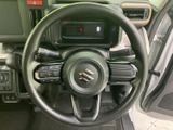握りやすい太さで、運転姿勢にフィット。操作性にも優れ、快適なドライブをサポートします。スポーティな印象のデザインも魅力です。