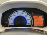 視認性の高いメーターで、運転に必要な情報をしっかり確認できます。デジタル表示も採用し、スマートな印象を与えます。走行距離も一目でわかりますね。