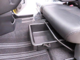 ベンチシートなので運転席と助手席のシートがつながっていて広く使えますので、とってもリラックス出来るんです♪
