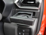 カップホルダーは運転席や助手席からちょうど手の届く位置です!!