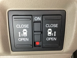 リアドアは乗り降りに便利な両側電動スライドドアです。また運転席に座っていながらスイッチ操作で自在にスライドドアを開け閉めできます。