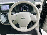 握りやすい形状で、操作性にも優れています。運転中の疲労を軽減し、快適なドライビングをサポートします。