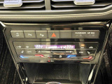 タッチコントロール式2ゾーンフルオートエアコンパネル。運転席、助手席それぞれ独立して温度管理が可能です。花粉やダストを除去するフレッシュエアフィルターも装備され、クリーンな室内環境を保ちます。