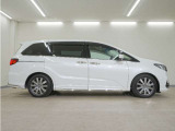 リアには左右スライドドアを採用。狭い駐車場でも開閉しやすく、強風の日でもドアが煽られにくくなっております。小さなお子さまやご年配の方も安心して乗り降りできます。