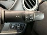車外の明るさに応じでライトを点灯、消灯してくれるオートライト機能です☆お天気の良い昼間のトンネル走行などオートにしてると便利で安心です☆エンジン停止時にライトの消し忘れも無くなります☆