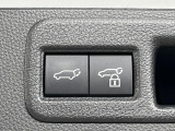 【パワーバックドア】スマートキーや運転席のボタンを押すだけでリアゲートが自動で開閉します!荷物を持っている時や、高い位置にあるバックドアを閉める際に便利な機能です♪