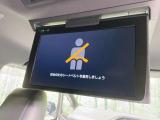 【フリップダウンモニター】大画面モニターで後席でもエンタメをお楽しみいただけます。小さなお子様にも大人気の装備です♪
