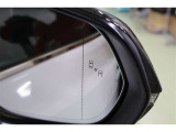 ブラインドスポットモニター(BSM)を装備しています。隣を走る車両が死角に入るとミラー内LEDインジケーターが点灯します。さらに、ウィンカーを出すとインジケーターが光って点滅して注意を促してくれます。