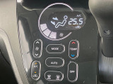 【オートエアコン】一度お好みの温度に設定すれば、車内の温度を検知し風量や温度を自動で調整。暑い&hellip;寒い&hellip;と何度もスイッチ操作をする必要はありません。快適な車内空間には必須の機能ですね♪