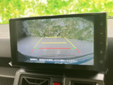 後方確認をサポートするモニター画面。安全な運転をサポートし、駐車時の不安を軽減します。