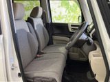 運転席は、ゆったりとしたスペースで快適なドライビングをサポート。シートの素材も肌触りが良く、長時間の運転でも疲れにくい設計です。