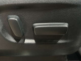 【パワーシート】電動でシートポジションの変更が可能です。手動式より細かくシート設定が可能ですのでより快適な姿勢でドライブを楽しんで頂けるでしょう。