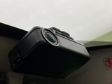 握りやすいステアリングで、快適な運転操作を実現。操作性にも優れ、スムーズなハンドリングを可能にします。運転の楽しさを高めます。