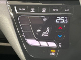 【オートエアコン】一度お好みの温度に設定すれば、車内の温度を検知し風量や温度を自動で調整。暑い&hellip;寒い&hellip;と何度もスイッチ操作をする必要はありません。快適な車内空間には必須の機能ですね♪