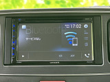 Bluetooth接続に対応し、スマートフォンとの連携もスムーズ。ワイヤレスで音楽や通話が楽しめます。見やすい画面表示も魅力です。