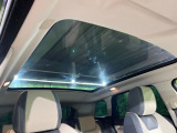 車の中とは思えない開放感!天井一面が大きなガラス張りで車内が明るい光で満たされます。外の熱や紫外線をしっかりカットする特殊ガラスなので、日焼けや暑さを気にせず、自然を満喫することができます。