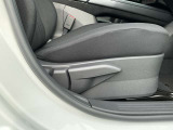 運転席シートは高さをラチェット式のレバーで調整します。女性の力でも簡単に変更することが可能です。ちょうどよいドライビングポジションで快適に運転していただけますね!!