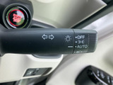 操作感の良いウインカーレバーで、スムーズな車線変更をサポート。オートリターン機能も搭載され、運転の負担を軽減します。夜間でも視認性に優れています。