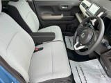 乗り心地の良いフロントシートです。足回りも広々としておりますので、長時間の運転も疲れづらいですよ。