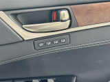「シートポジションメモリー」搭載。運転者3名分のシート位置を記憶。ご家族でシェアする際も便利です。キズが目立ちやすいスイッチまわりですが、目立ったキズはございません。