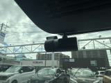 日産純正ドライブレコーダーです。前方向けとルームミラーから車室内後方を撮影します。
