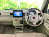 握りやすいステアリングで、快適な運転操作をサポート。操作性にも優れ、スムーズなドライビングを実現します。