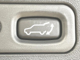 【パワーバックドア】スマートキーや運転席のボタンを押すだけでリアゲートが自動で開閉します!荷物を持っている時や、高い位置にあるバックドアを閉める際に便利な機能です♪