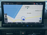 高精細な地図表示で、目的地まで迷うことなく到着できます。渋滞情報もリアルタイムで確認でき、スムーズなルート選択を支援。運転の負担を軽減します。