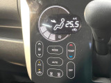 【オートエアコン】一度お好みの温度に設定すれば、車内の温度を検知し風量や温度を自動で調整。暑い&hellip;寒い&hellip;と何度もスイッチ操作をする必要はありません。快適な車内空間には必須の機能ですね♪