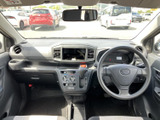 運転席からの視界は広く、運転しやすい環境です。シンプルな操作性で、初めての方でもすぐに馴染めるでしょう。快適なドライブをサポートします。