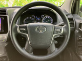視認性の高いメーター類で、運転に必要な情報を的確に把握。落ち着いたデザインが、運転に集中できる空間を演出します。
