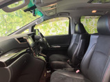 運転席周りはシンプルで操作性に優れています。必要な情報を一目で確認でき、安全運転をサポートします。快適なドライビングを追求しました。
