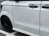 運転席からの視界は広く、運転しやすい環境です。操作もしやすく、安全運転をサポートします。快適なドライブを約束します。