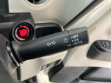 操作しやすい位置に配置されたウインカーレバー。確実な操作感で、安全な車線変更をサポートします。オートリターン機能も便利です。
