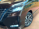 【LEDヘッドライト】悪天候や夜間走行時も良好な視界を確保し安心して運転できる高輝度LEDヘッドライトを装備!点灯速度が早く、消費電力も抑えられています。
