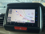 視認性の高い大型ディスプレイが、運転をサポートします。地図表示やオーディオ操作もスムーズに行え、快適なドライブを約束。