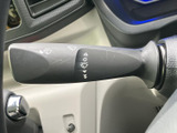 雨天時でもクリアな視界を確保できるワイパーレバー。操作も簡単で、運転の安全性を高めます。快適なドライブをサポートします。